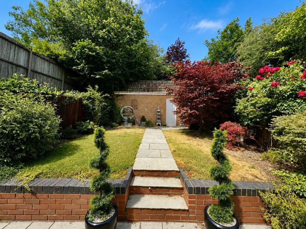 Property photo 3 of 25 Manor Av - Garden..Jpeg