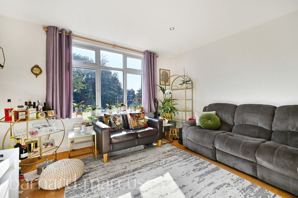 Property photo 3 of 7 Living Room