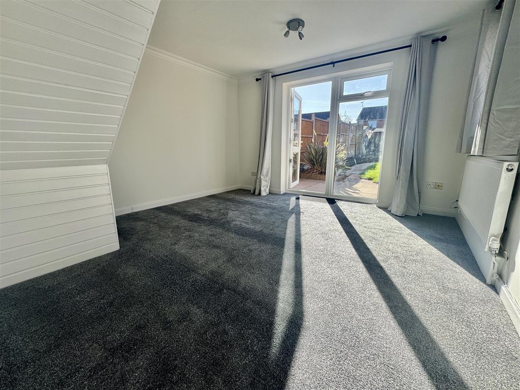 Property photo 3 of 8 Lounge