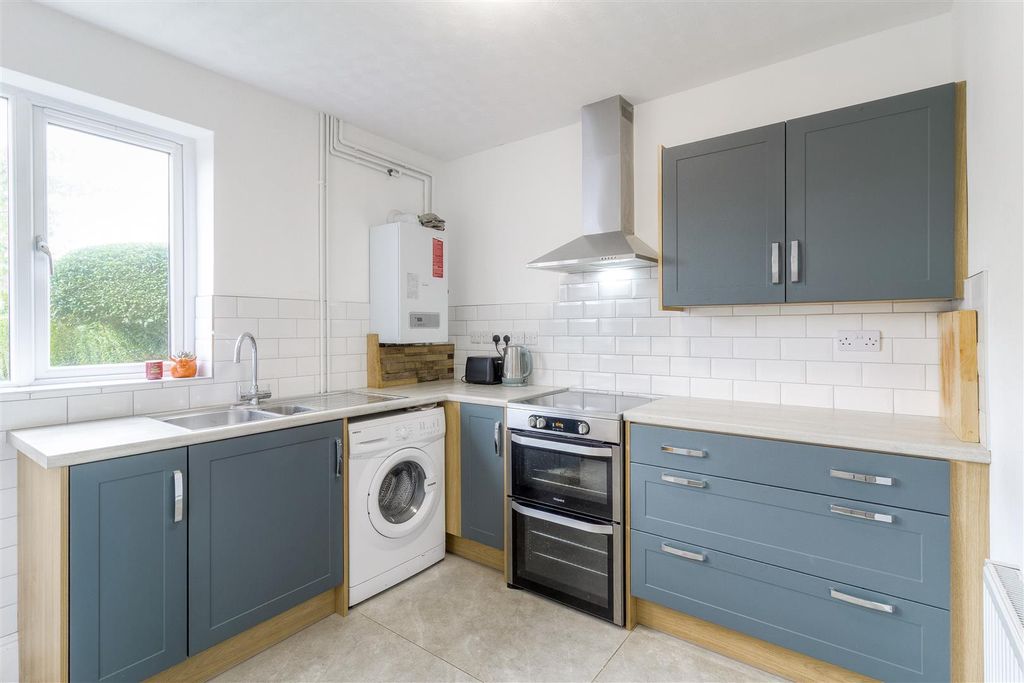 Property photo 3 of 8 56 Eastfield Crescent - Kitchen