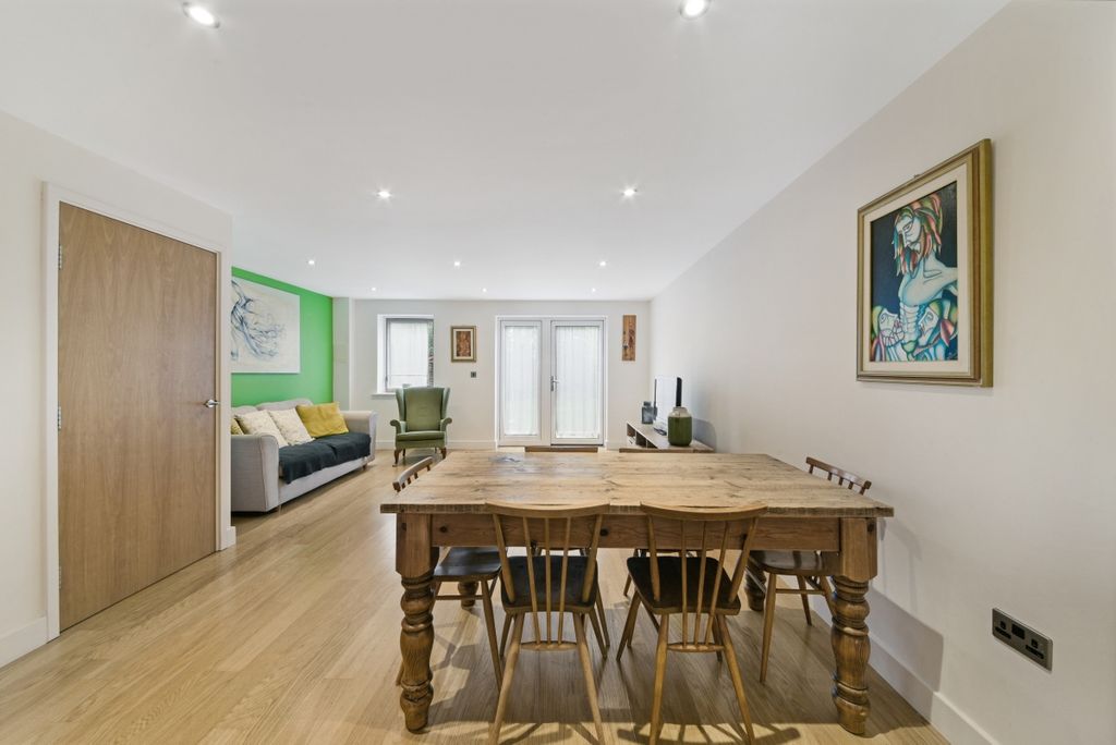 Property photo 3 of 18 Fairthorn Road, 35-6