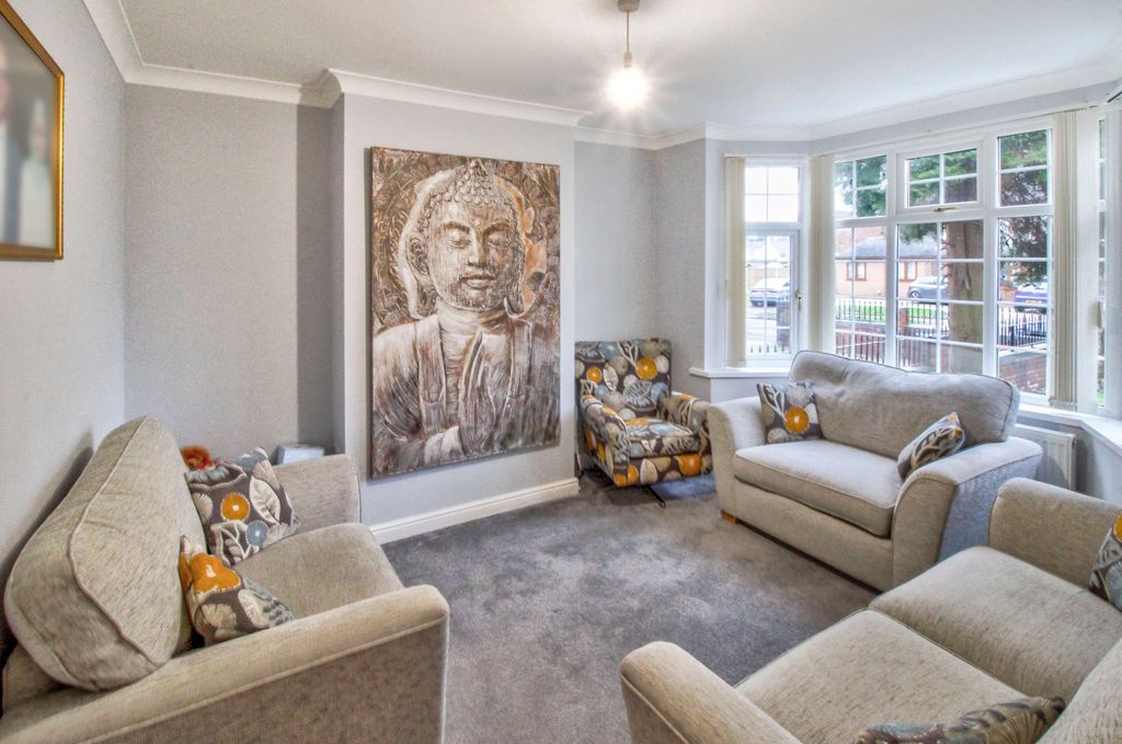 Property photo 3 of 13 Lounge