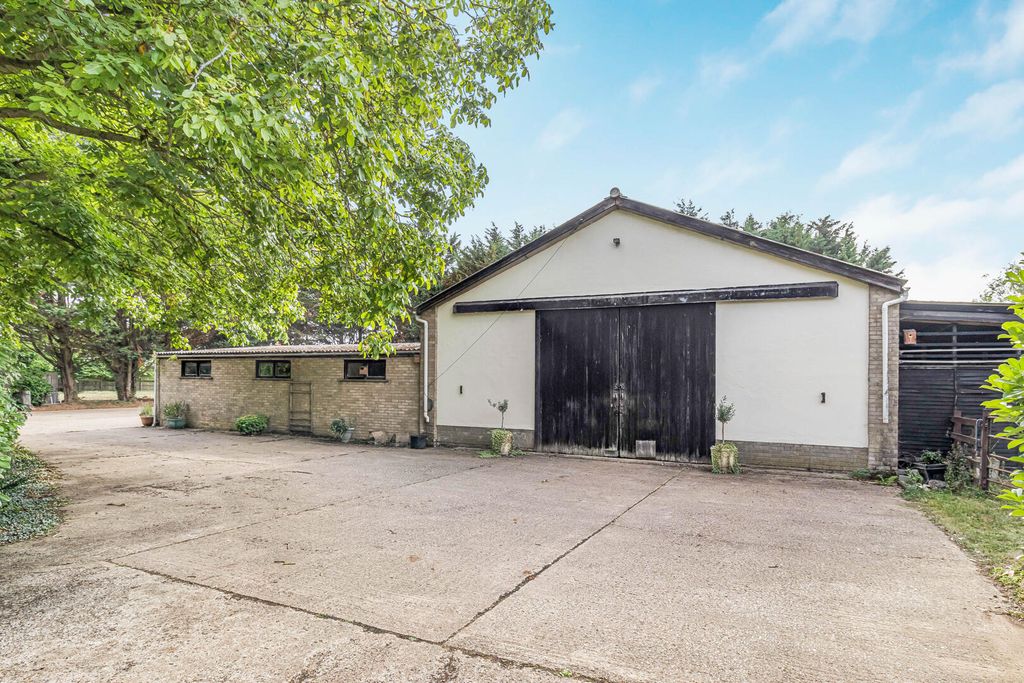 Property photo 3 of 33 Garage