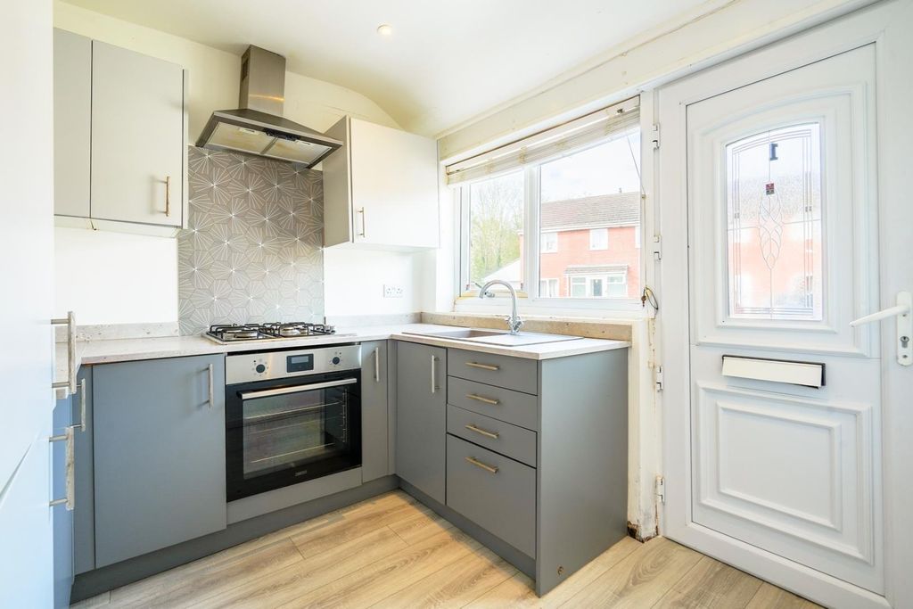 Property photo 3 of 8 Kitchen