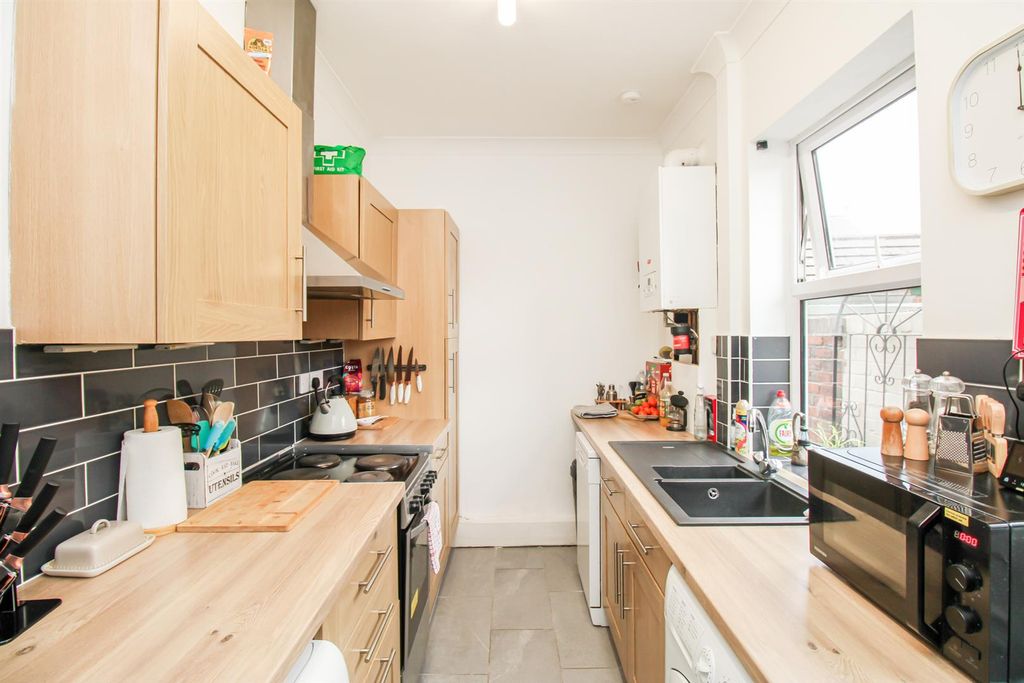 Property photo 3 of 9 Kitchen