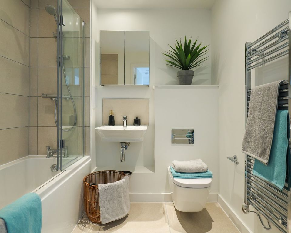Property photo 1 of 17 Edgware Parade