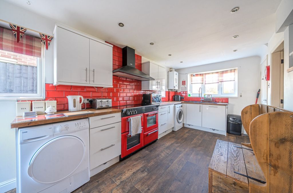 Property photo 3 of 20 Fitted Kitchen