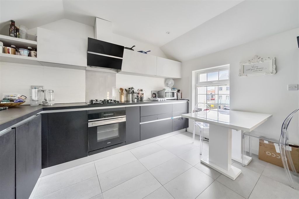 Property photo 3 of 17 1 Bedroom Flat For Sale In Westgate By Guildcrest