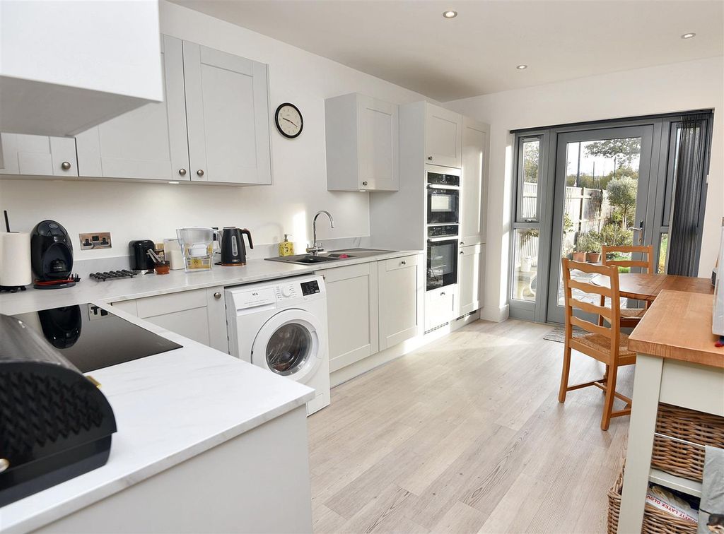 Property photo 3 of 11 Kitchen/Dining Room