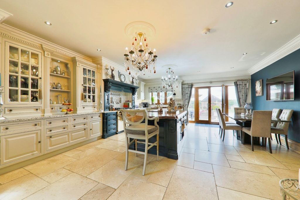 Property photo 2 of 23 3289626