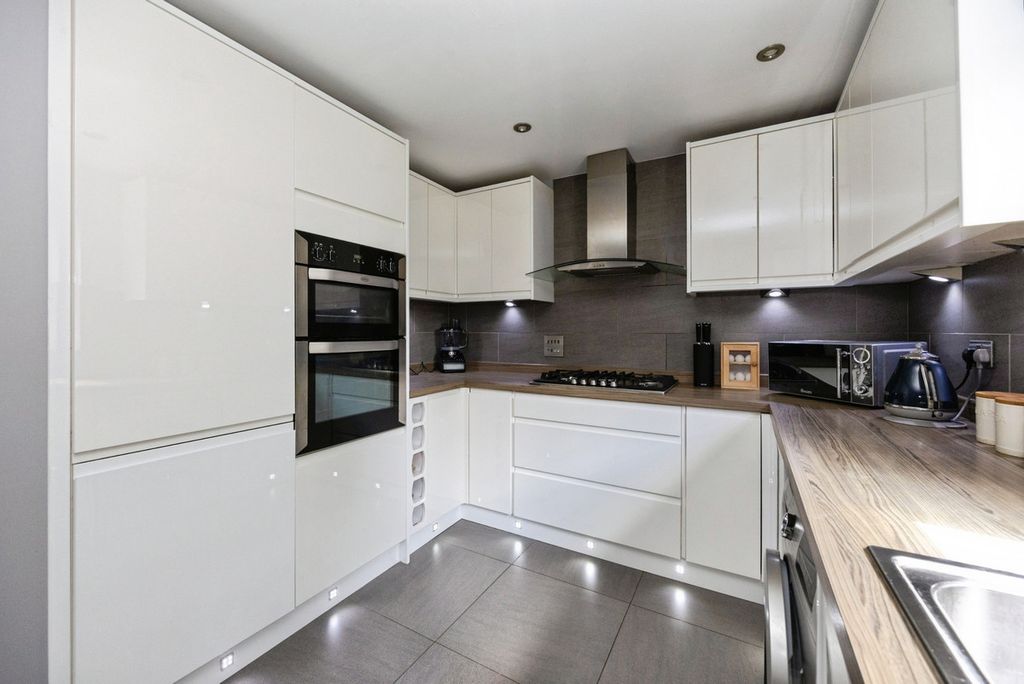 Property photo 2 of 32