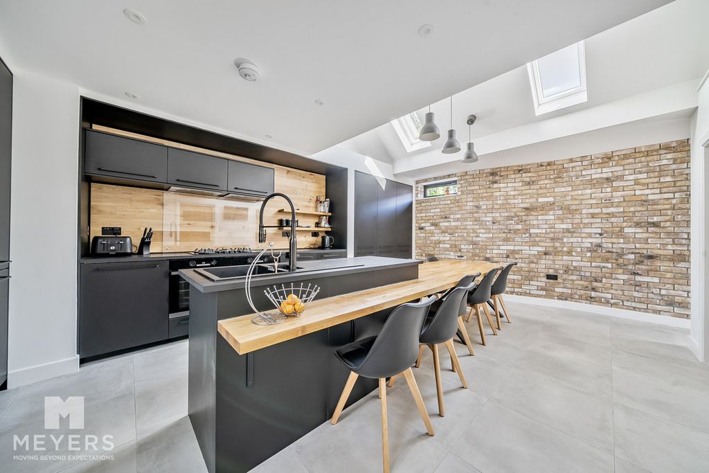 Property photo 2 of 23