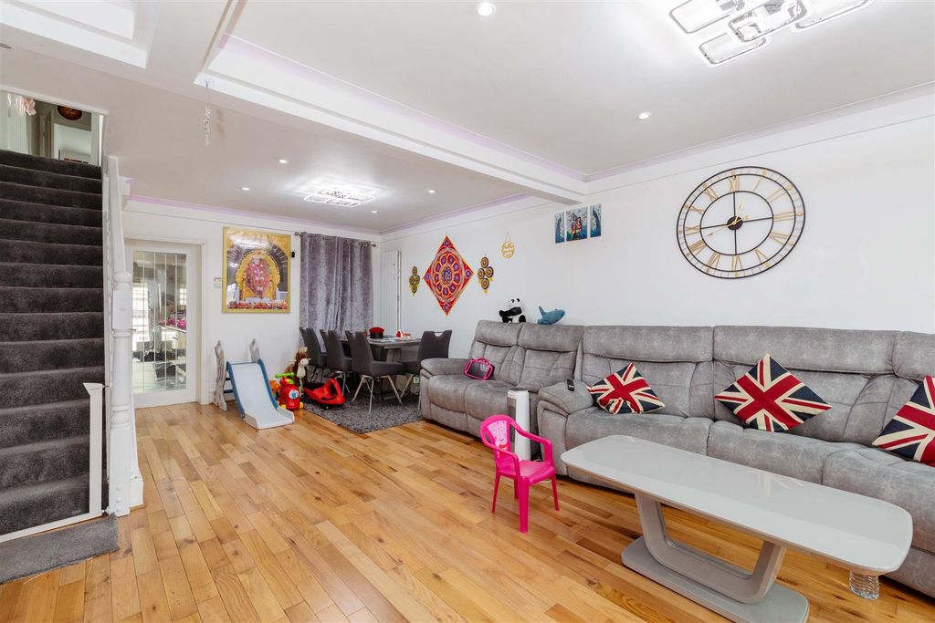 Property photo 2 of 17 134 Cippenham Lane-7.Jpg
