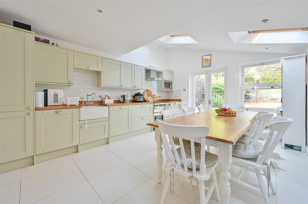Property photo 2 of 12 18 Cowper Road-7.Jpg