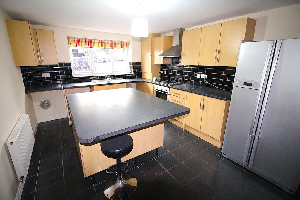 Property photo 2 of 9 Kitchen