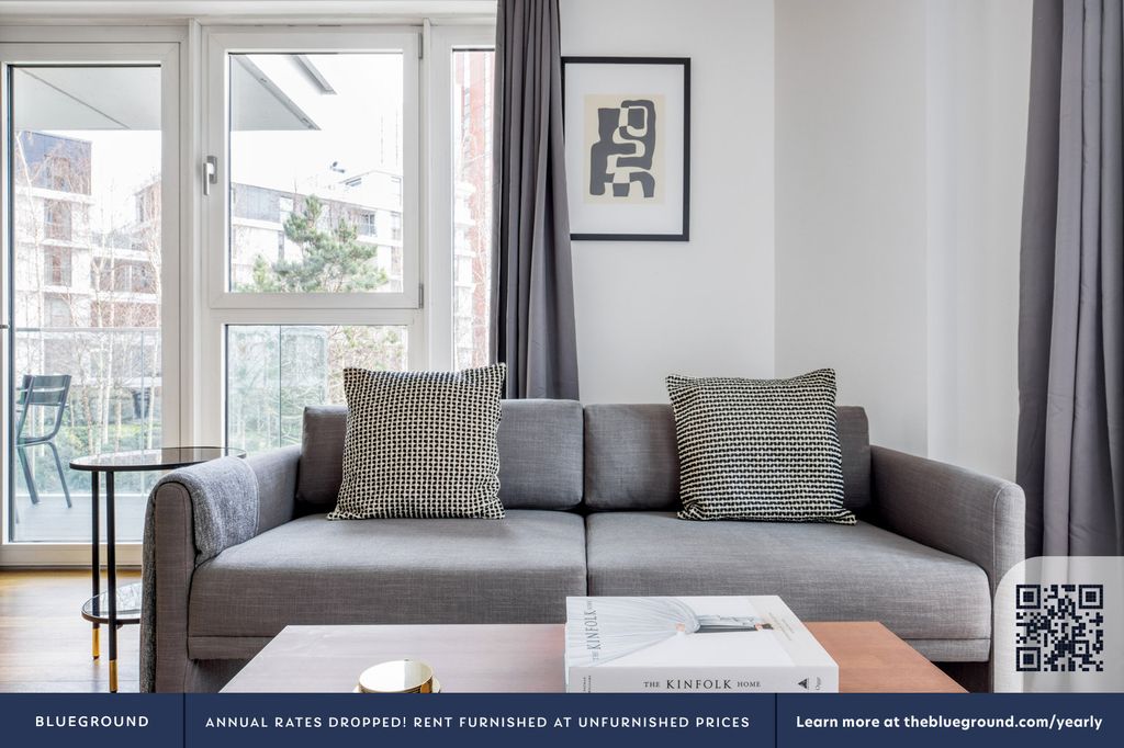 Property photo 3 of 20 Living Room