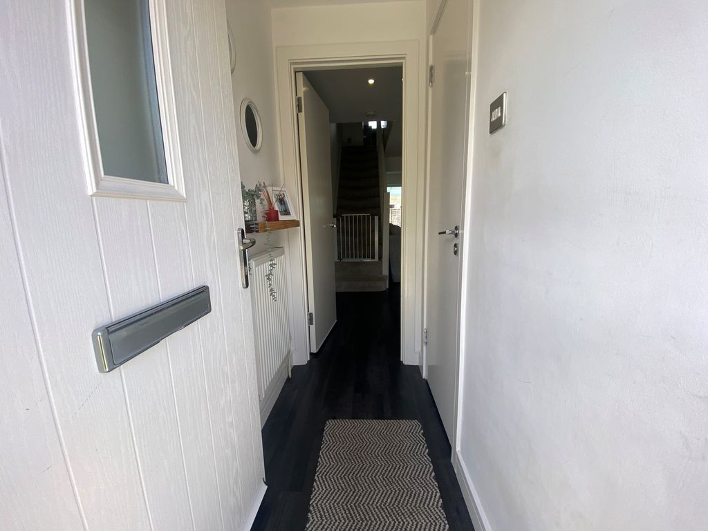 Property photo 2 of 19 Entrance Hall