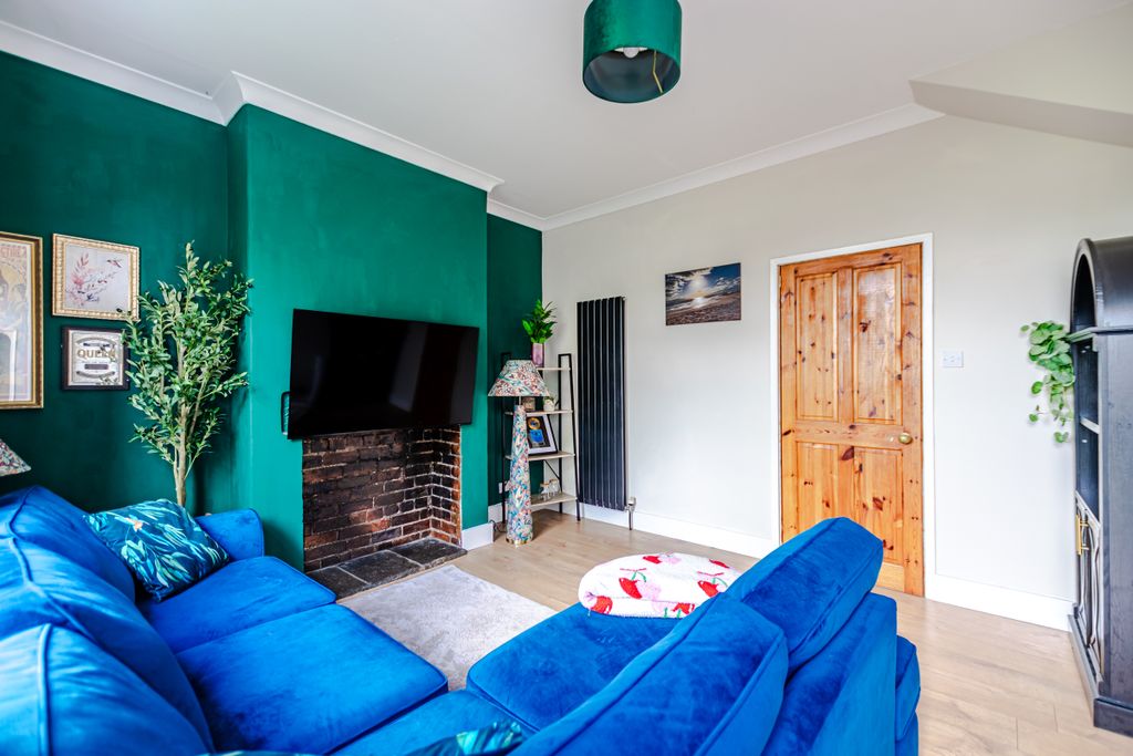 Property photo 3 of 17 Lounge2