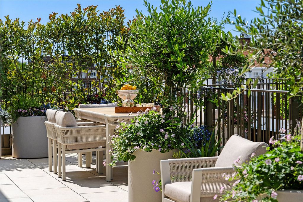 Property photo 3 of 21 Terrace