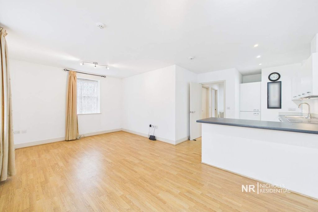 Property photo 3 of 16 Kitchen-Lounge