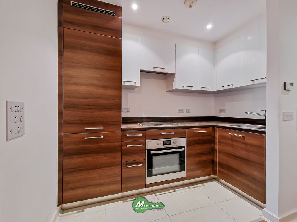 Property photo 1 of 21 Large Studio Flat For Sale