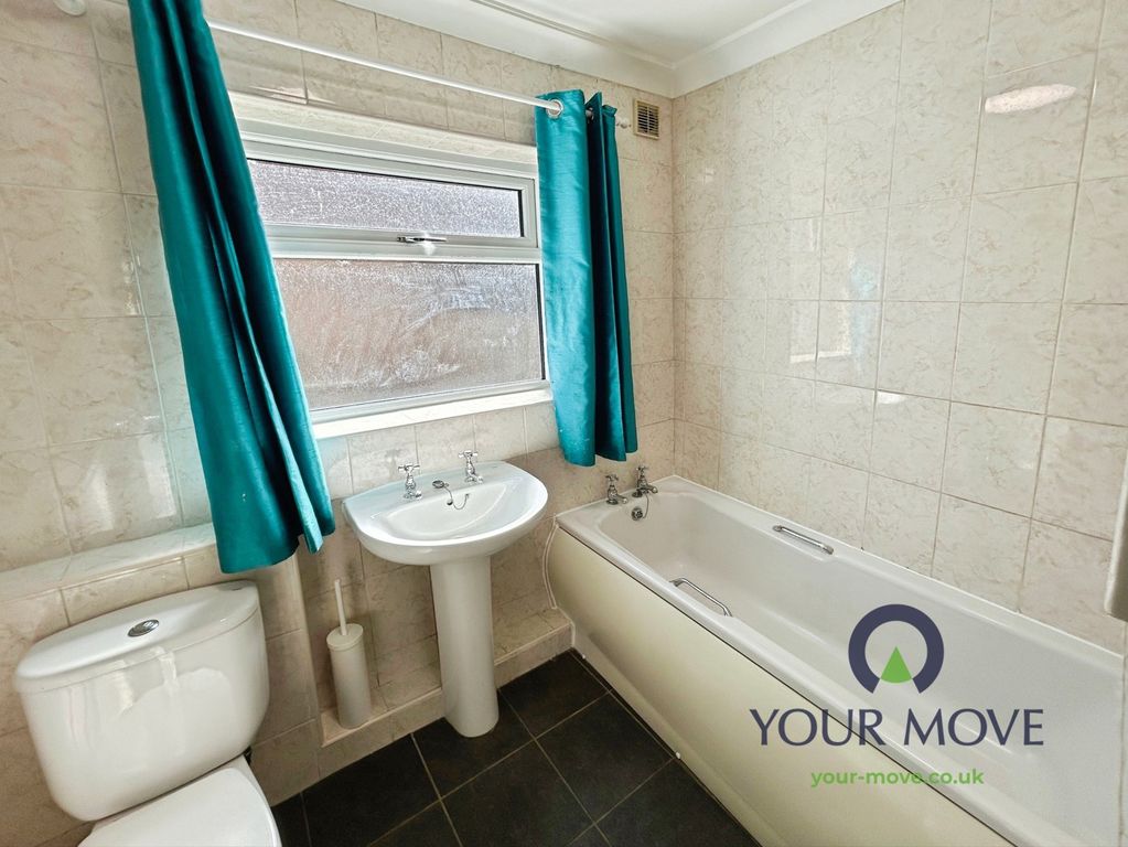 Property photo 2 of 11 Bathroom