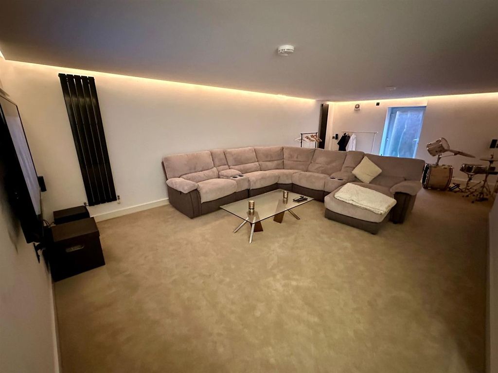 Property photo 2 of 27