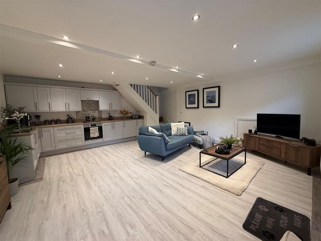 Property photo 2 of 6 Kitchen Lounge Area.Jpg