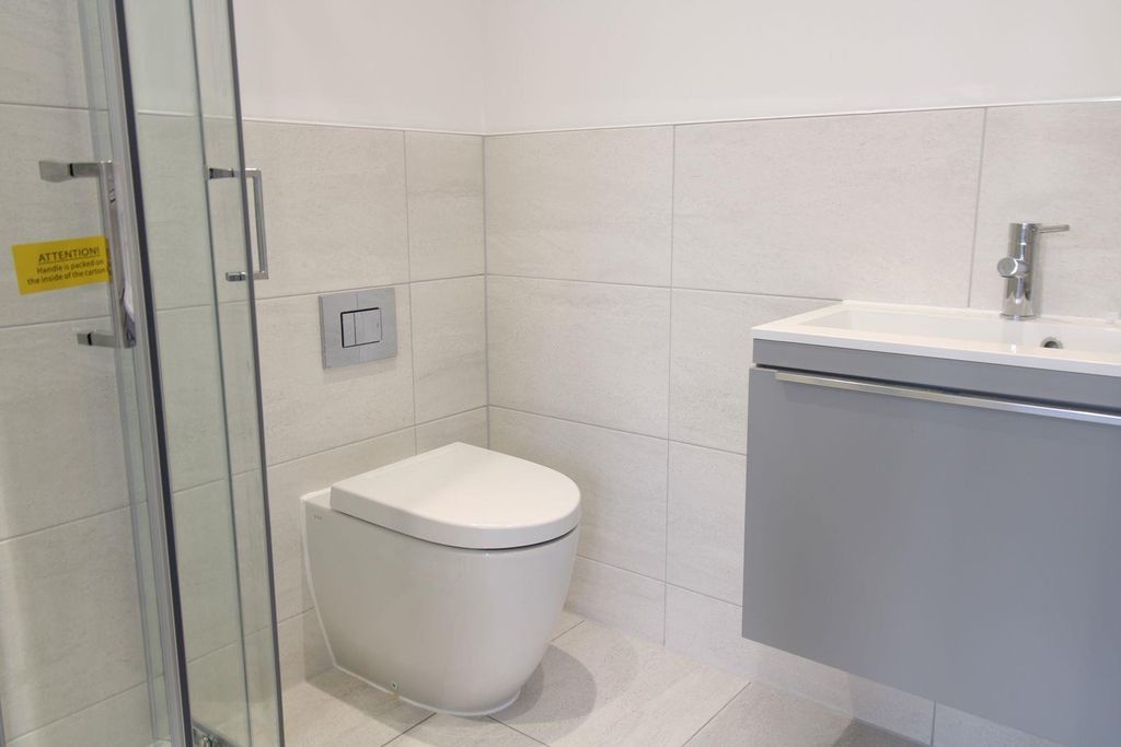 Property photo 3 of 11 Bathroom