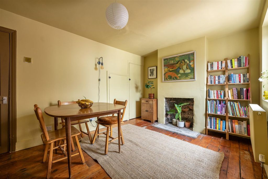 Property photo 3 of 32 Mount Pleasant Road, E17