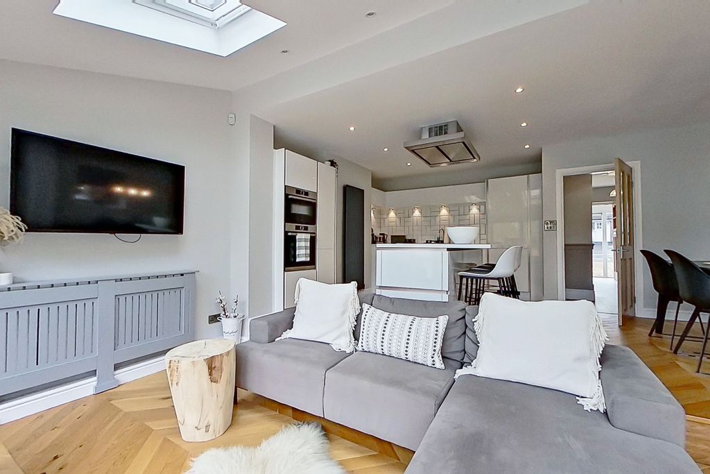 Property photo 3 of 32