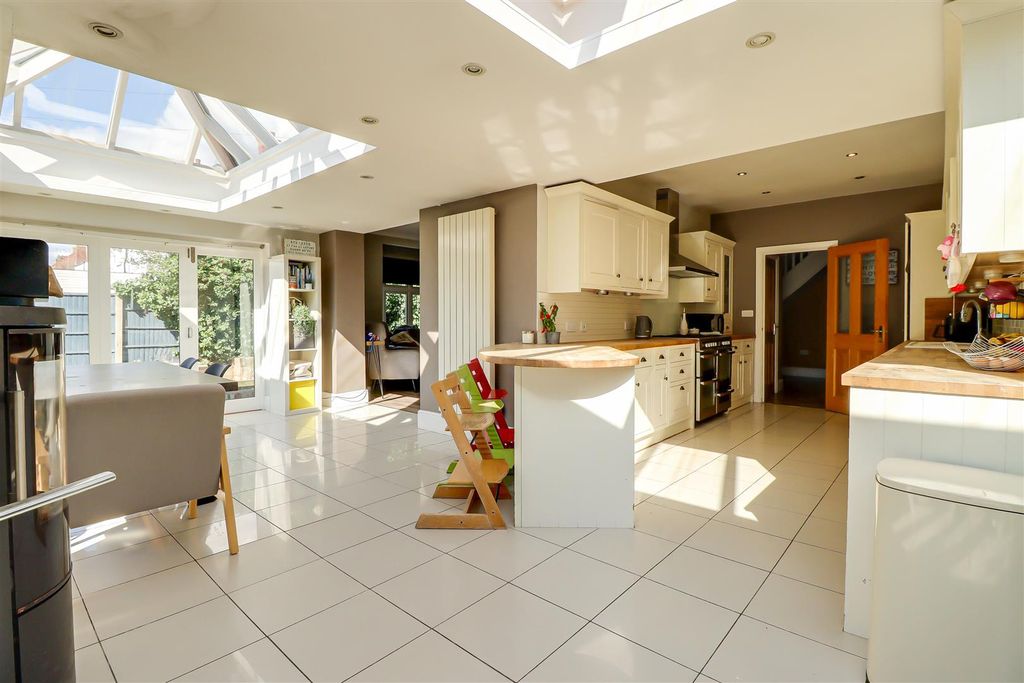 Property photo 2 of 35