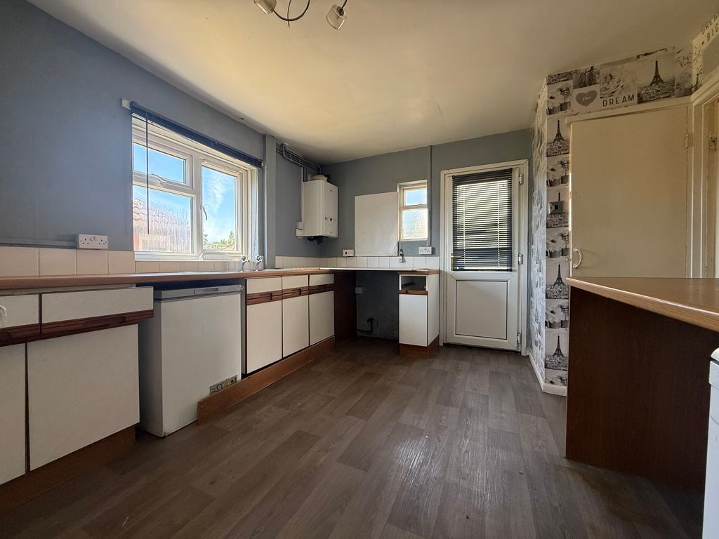 Property photo 3 of 11 Kitchen