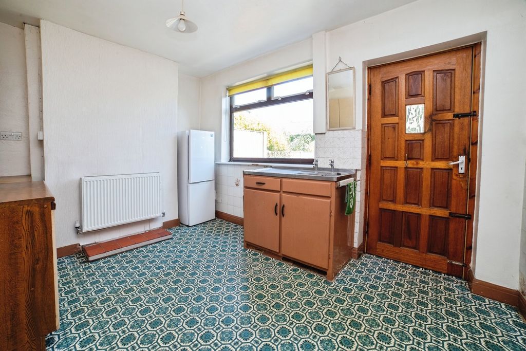 Property photo 3 of 21 Kitchen