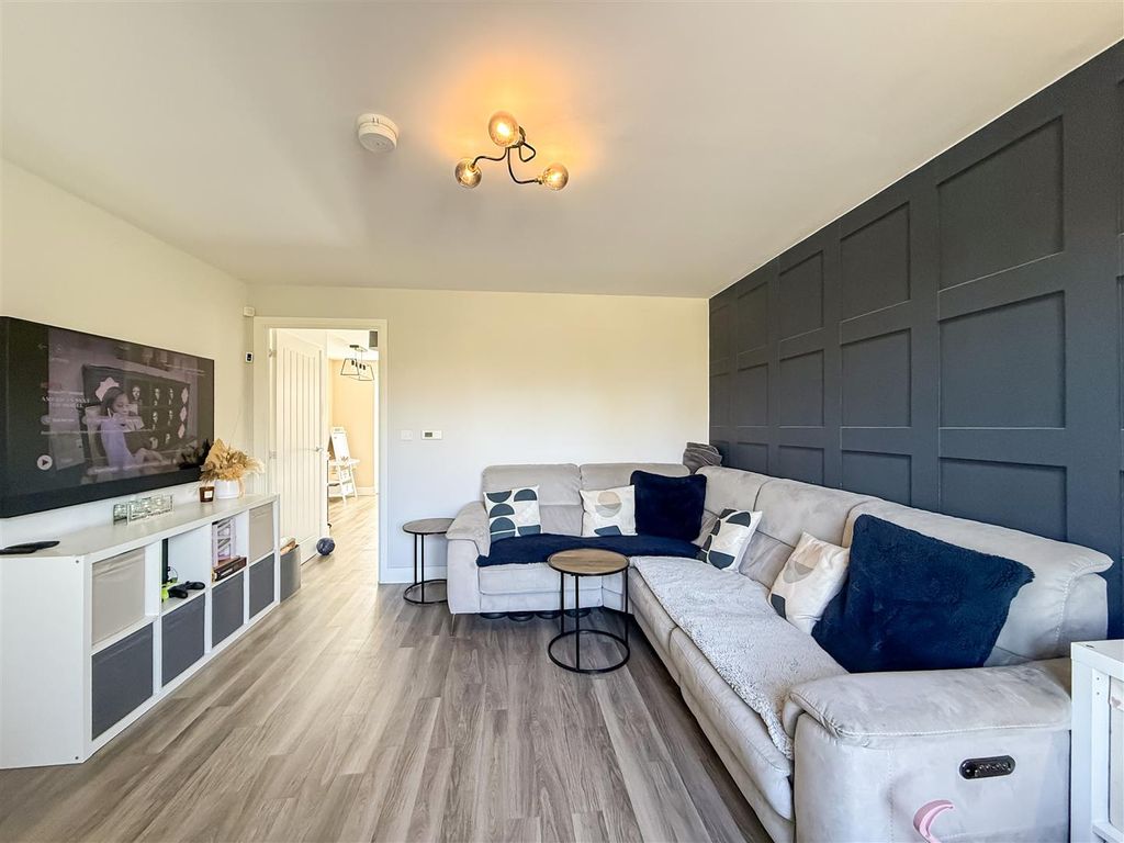 Property photo 3 of 19 Lounge