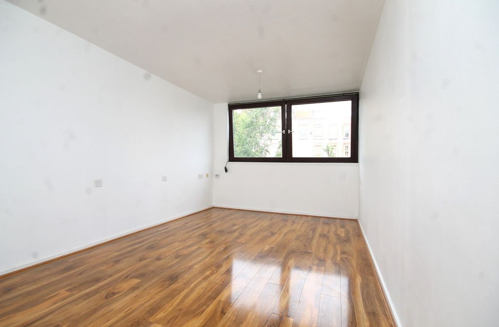 Property photo 3 of 8 Reception