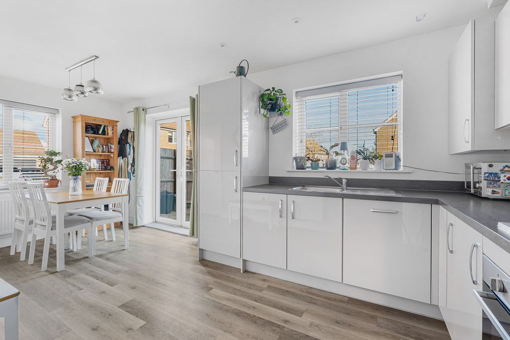 Property photo 2 of 28