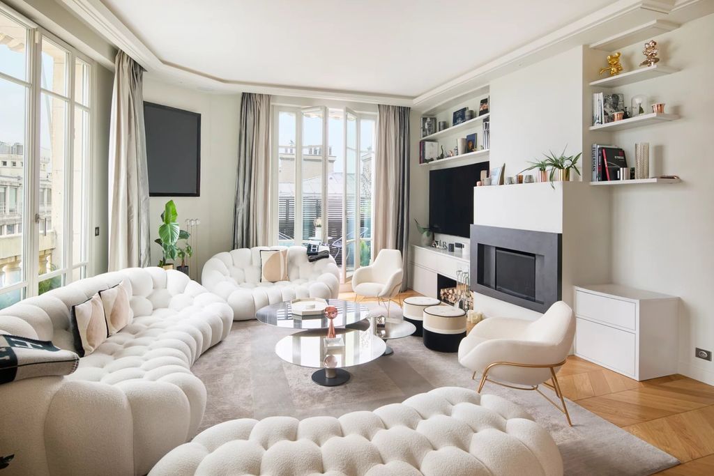 Property photo 1 of 11 A Superb Duplex On The Top Floors Near Place Du Trocadéro