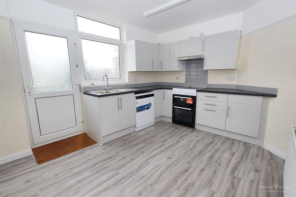Property photo 2 of 10 Kitchen