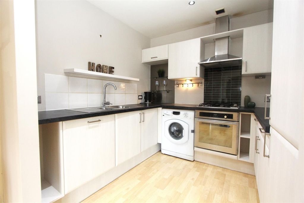 Property photo 2 of 9 Bright Modern Kitchen With Integrated Appliances...