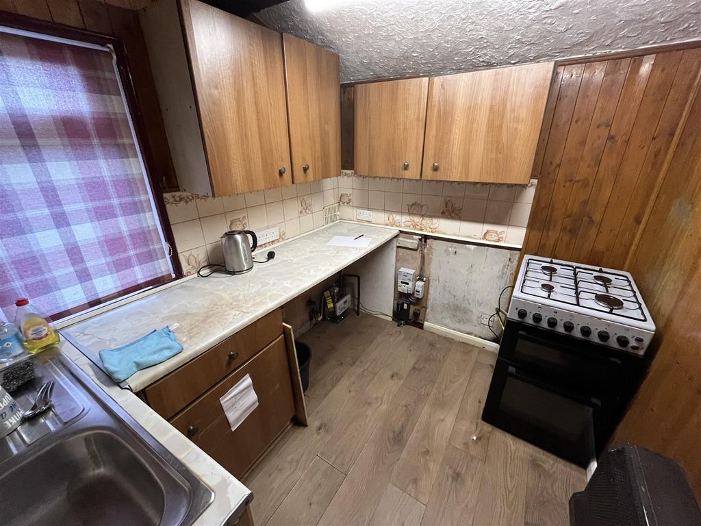 Property photo 3 of 8 Kitchen