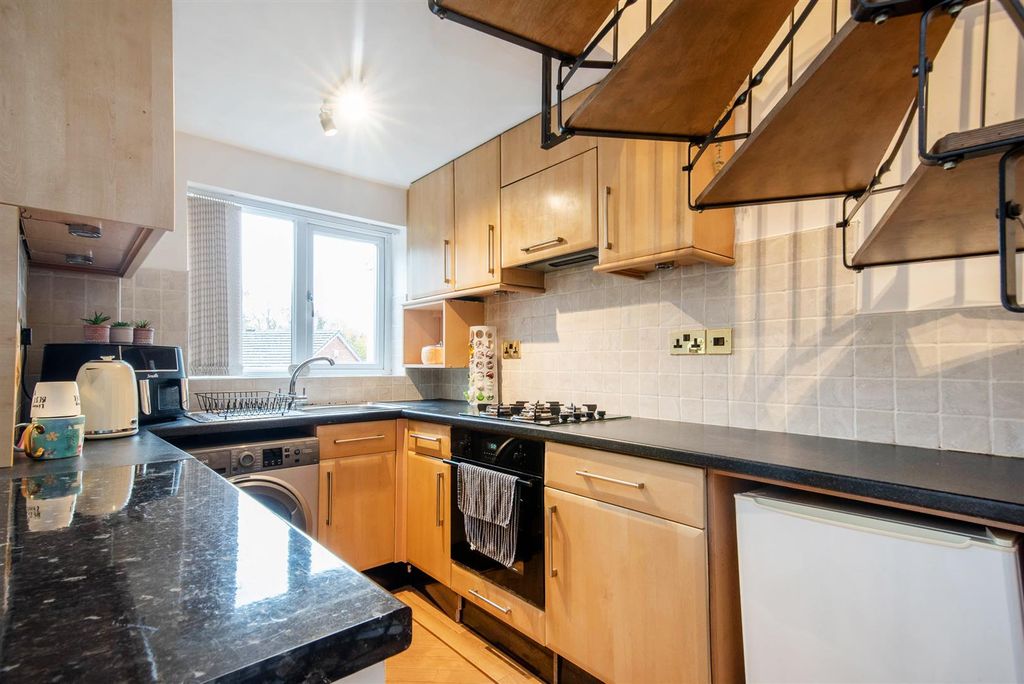 Property photo 3 of 11 Kitchen