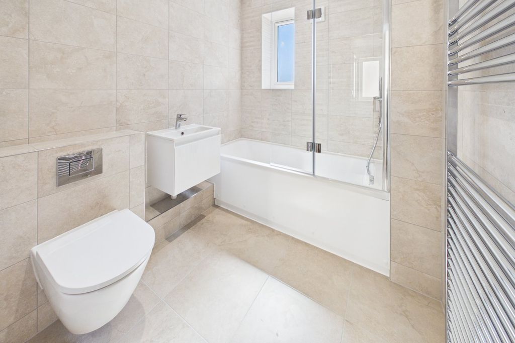 Property photo 2 of 17 Bathroom