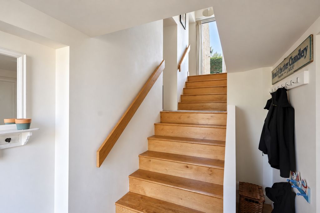 Property photo 2 of 28 761567C6-006E-40A3-A0Fb-E254Dd433D79