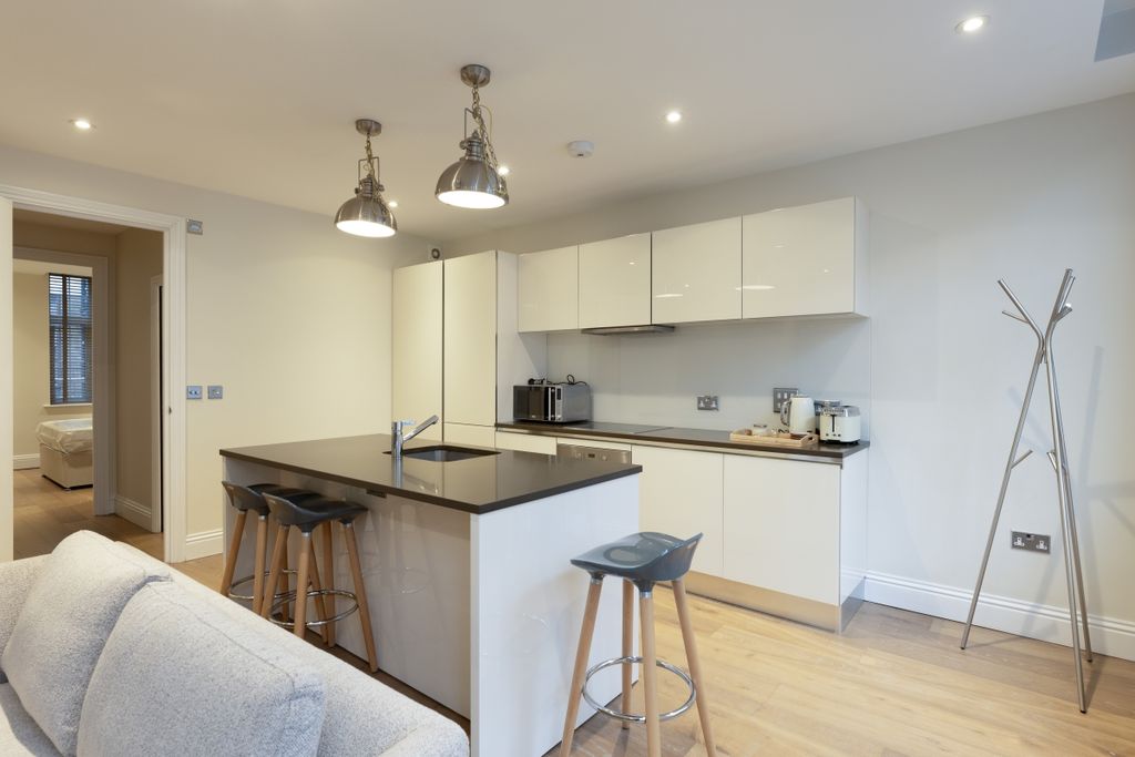 Property photo 2 of 7 Edgware Road 213A...