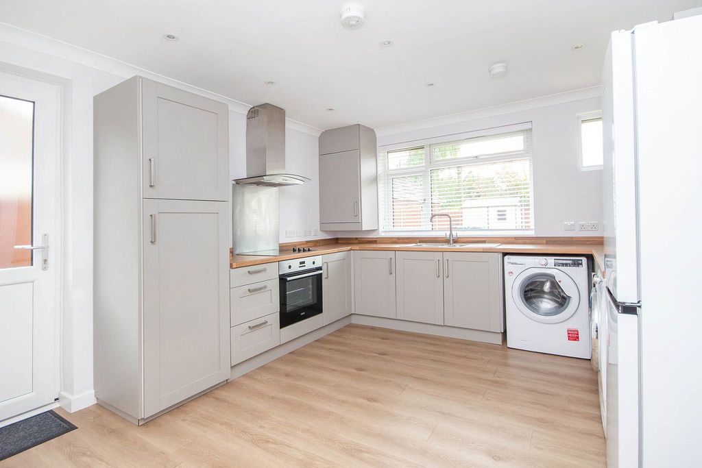 Property photo 3 of 12 Kitchen