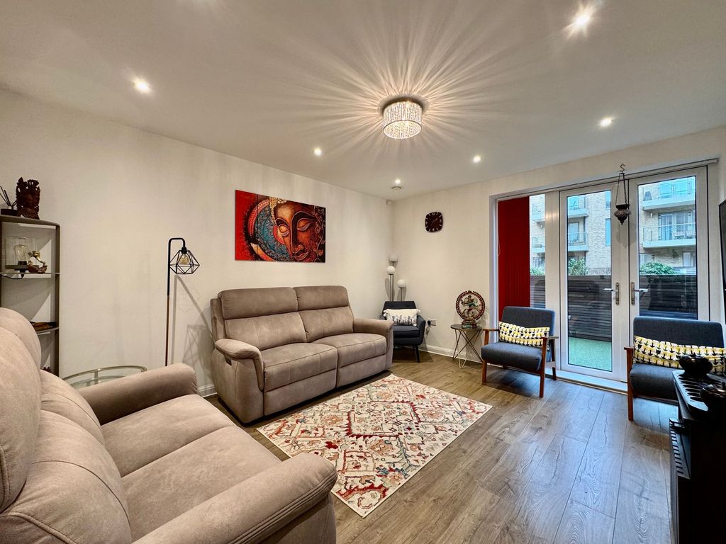 Property photo 1 of 17 Lounge