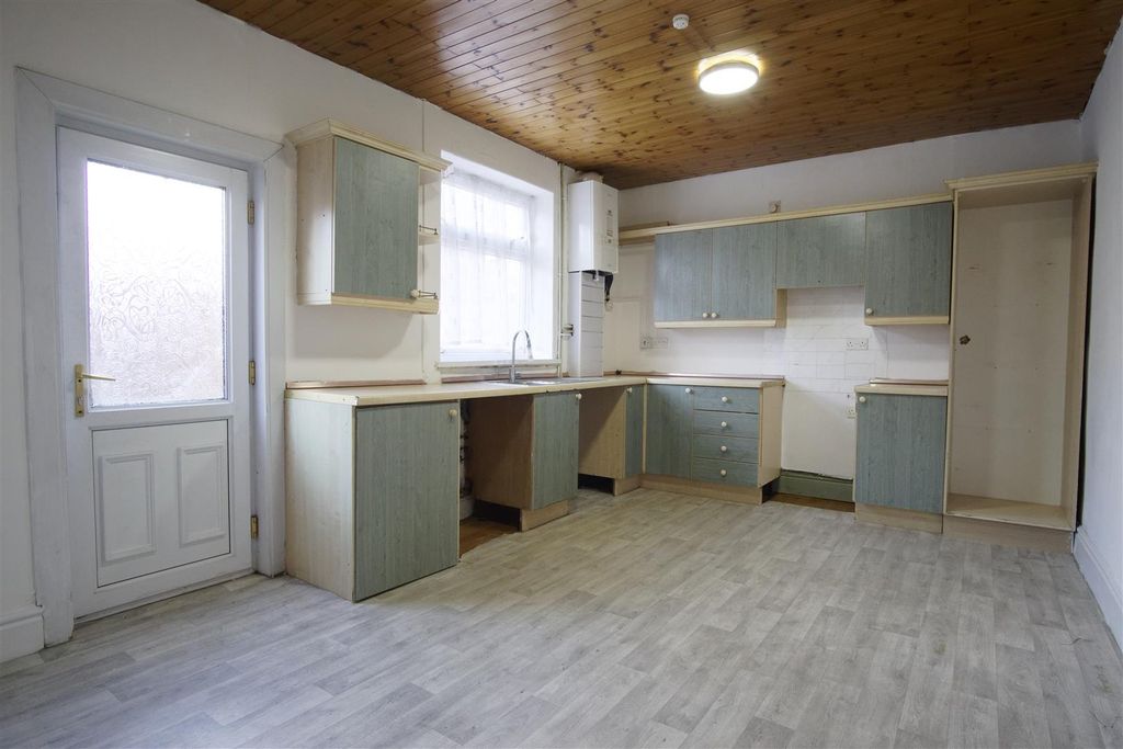 Property photo 3 of 7 Kitchen