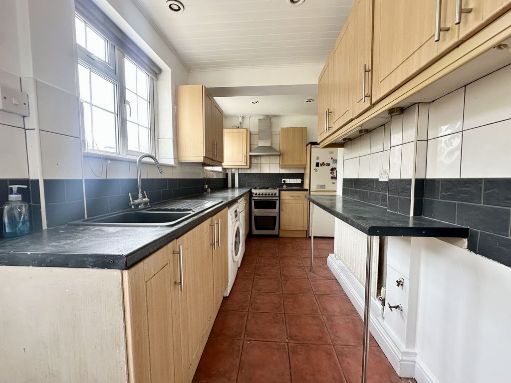 Property photo 3 of 9 Kitchen