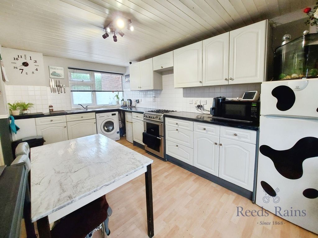 Property photo 3 of 19 Kitchen